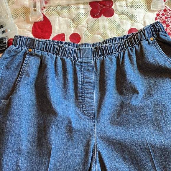 Beautiful tailored medium stonewashed jean capris by Allison Daley, size 14 - Picture 16 of 16